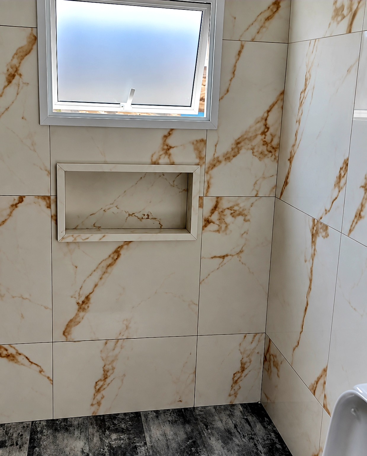 Banheiro revestido pela EMS Obras