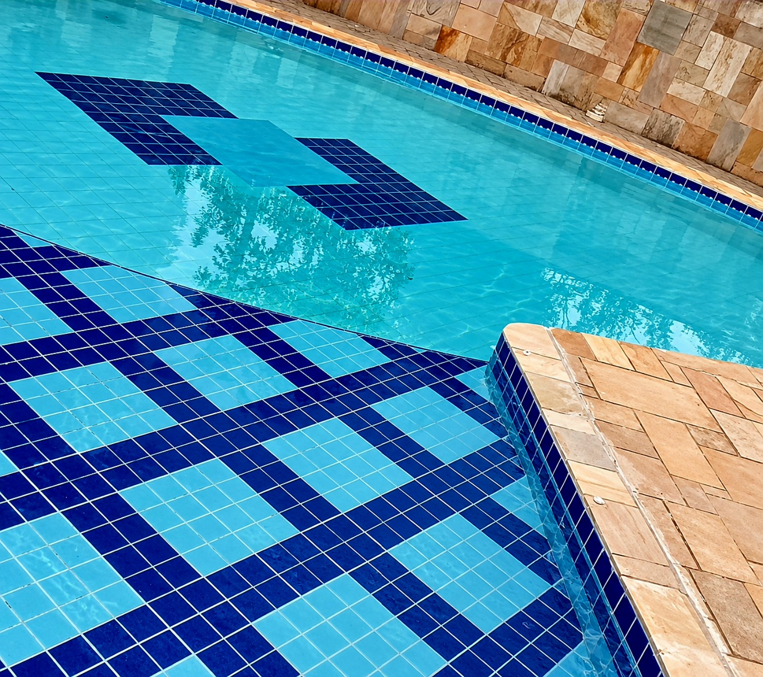 Piscina finalizada após reforma